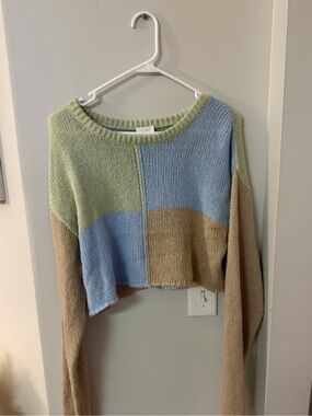 Esley Collection Cropped Colorblock Crew Sweater in Sage, Light Blue & Tan